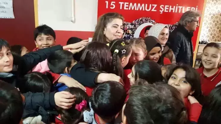 47 Yılını Aynı Okulda Geçiren Öğretmen, Duygu Dolu Bir Veda Töreniyle Emekli Oldu